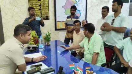 বেলডাঙা ২: শক্তিপুর থানার নতুন ভারপ্রাপ্ত আধিকারিক ইন্দ্রনীল মাহাতোকে সংবর্ধনা 
পশ্চিম চক্রের ব্লক তৃণমূল কংগ্রেসের পক্ষ থেকে