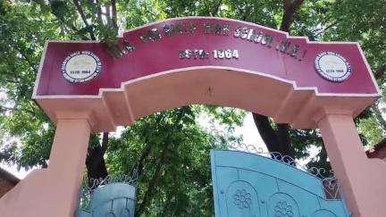 ইসলামপুর: ইসলামপুর উচ্চ বালিকা বিদ্যালয়ের নতুন একটি মঞ্চের ফিতে কেটে উদ্বোধন করলেন পৌরপ্রধান