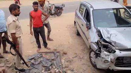 रामगढ़ चौक: मलिया मोड़ पर ऑल्टो और टोटो में हुई टक्कर, टोटो चालक घायल