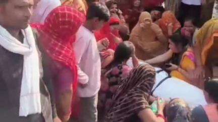 भिंड नगर: मृतिका महिला के शव को कलेक्ट्रेट चौराहे पर रखकर परिजनों ने किया चक्का जाम