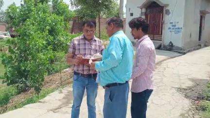 स्वार: मसवासी चाऊपुरा-सितारामपुर मार्ग पर निर्माणधीन आरसीसी सड़क का नगर विकास जेई ने किया निरीक्षण, मिली खामियां