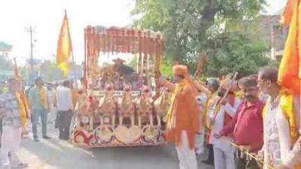 औरैया: तिलक नगर स्थित भूतेश्वर मंदिर से निकाली गई भगवान परशुराम जयंती, पुष्प वर्षा कर किया गया जोरदार स्वागत