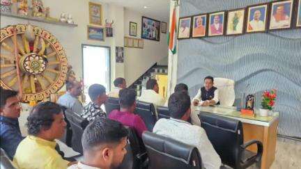 बसना: विधायक डॉ सम्पत अग्रवाल ने विधायक निवास कार्यालय बसना में क्षेत्र के लोगों की समस्याएं सुनीं
