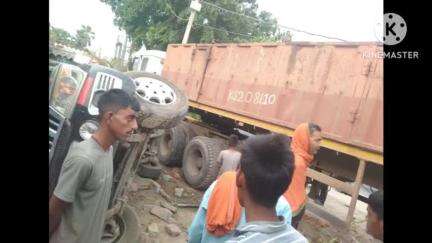 बनियापुर के डा डाढ़ी बाढ़ी में अनियंत्रित ट्रक घर के दरवाज़े पर खड़े बोलेरे में टक्कर मार दी जिसमें गृह स्वामी घायल हो गए