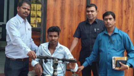 कांसाबेल: मुख्यमंत्री कैंप कार्यालय में निशक्त हेरालाल राम को प्रदान की गई ट्राई सायकल और वैशाखी