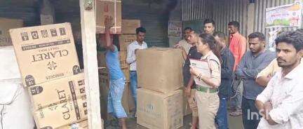 গুৱাহাটী: বশিষ্ঠ আৰক্ষীৰ চুৰি চক্ৰৰ বিৰুদ্ধে সফল অভিযান, সোণাপুৰৰ ৰাষ্ট্ৰীয় ঘাইপথৰ সমীপত উদ্ধাৰ এখন ট্ৰাক,আটক তিনিটা অভিযুক্ত