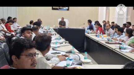 कलेक्ट्रेट के सभाकक्ष में DM ने अधिकारियों के साथ साप्ताहिक बैठक की, आवेदकों को निराकरण की सूचना देने का निर्देश