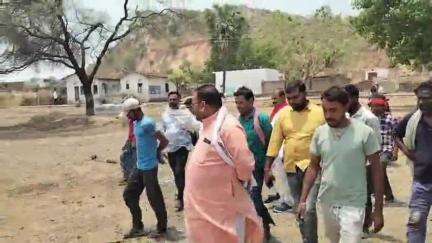 रफीगंज: जाखिम में क़ब्रिस्तान की घेराबंदी के विवाद पर आक्रोशित लोगों से मिले लोजपा नेता प्रमोद कुमार सिंह