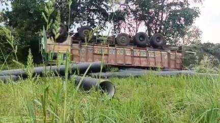 দাঁতন ১: দাতনের জাতীয় সড়কের ধারে নিয়ন্ত্রণ হারিয়ে উল্টে গেল পাইপ বোঝাই লরি