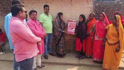 टाटीझरिया: खंभवा और बौधा की बेटियों को हजारीबाग सांसद ने लहंगा भेंट किया