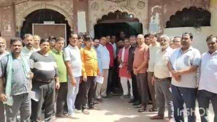 बाड़ी: उपखंड कार्यालय पर व्यापारियों ने एसडीएम को दिया ज्ञापन