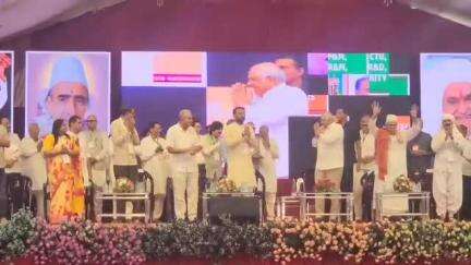 અબડાસા: જખૌ ખાતે ચાલી રહેલા ત્રિદિવસીય ભાવ -પ્રાણ પ્રતિષ્ઠાના સુવર્ણ મહોત્સવમાં આજે મુખ્યમંત્રી ભુપેન્દ્ર પટેલે  આપી હાજરી