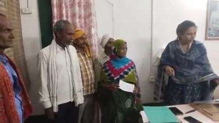कुदरा में 8 अग्नि पीड़ितों के बीच सीओ अंकिता सिंह ने रु 124500 /का दिया सहायता राशि का चेक