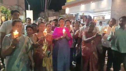 తుని పెహల్గాం ఘటనకు నిరసనగా కొవ్వొత్తుల ర్యాలీ నిర్వహించిన ప్రభుత్వ విప్పు తుని ఎమ్మెల్యే యనమల దివ్య మరియు చైర్పర్సన్