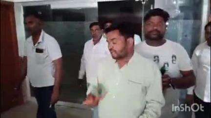 धौरहरा: धौरहरा नगर पंचायत अध्यक्ष के खिलाफ क्षेत्र के सभासदों ने खोला मोर्चा, सौंपा छह सूत्रीय ज्ञापन