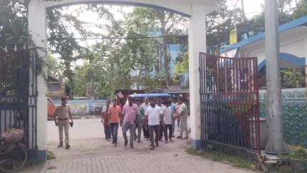 দিনহাটা ২: সাতকুড়া এলাকায় ১ মাস যাবৎ গরু চুরির যাচ্ছে জরিত ব্যক্তিদের গ্রেফতারের দাবিতে দিনহাটা থানায় ডেপুটেশন এলাকার বাসিন্দারা