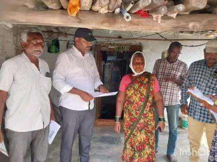బాల్కొండ: భీంగల్ పట్టణంలో వివిధ వార్డుల్లో జరుగుతున్న ఇందిరమ్మ ఇళ్ల దరఖాస్తులను పరిశీలించిన మున్సిపల్ కమిషనర్ గోపుగంగాధర్
