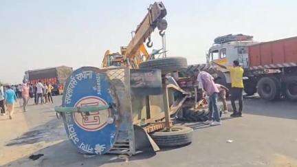 विजयनगर: बिजयनगर में 27 मिल के पास NH 48 पर ट्रक, बाइक व ट्रैक्टर में हुई जोरदार भिड़ंत, एक की मौत, दो अन्य घायल