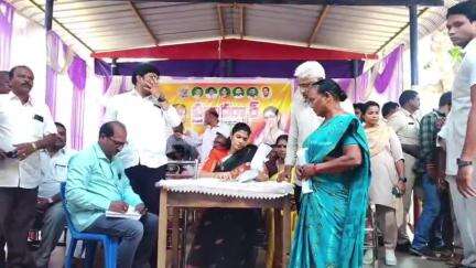 దానవాయిపేటలో ప్రజా దర్బార్ ప్రజలు సమస్యలు తక్షణమే పరిష్కారం ఎంఎల్ఏ యనమల దివ్య కార్యక్రమం
