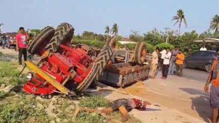 నక్కపల్లిలో ట్రాక్టర్​ను ఢీకొన్న లారీ, ఒకరు మృతి