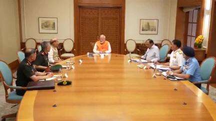 #PM आवास पर हाई लेवल बैठक खत्म
प्रधानमंत्री ने सेना को खुली छूट दी - मोदी  
तरीका, समय, टारगेट सेना तय करे- मोदी