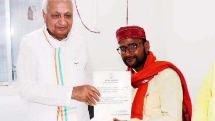 तरारी: तरारी में बिहार के राज्यपाल ने जेडीयू नेता अभय विश्वास भट्ट को सामाजिक उत्थान में प्रशंसनीय कार्य हेतु सम्मानित किया