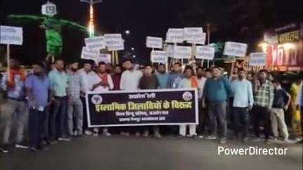 नैनपुर: नगर में पाकिस्तान के झंडे को कुचलते हुए निकली आक्रोशित रैली, पुतला दहन कर मृत आत्माओं को दी श्रद्धांजलि