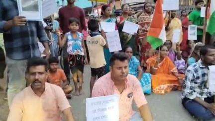 জগৎবল্লভপুর: জগৎবল্লভপুরে মাজু এলাকায়  হাওড়া আমতা রোড অবরোধ স্থানীয় বাসিন্দাদের বিদ্যুৎ না থাকার কারণে