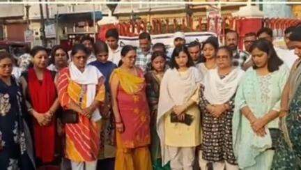 चंदौसी: चंदौसी के फुब्बारा चौक पर वेलफेयर सोसाइटी ने बेलगांव में हुई हत्या की आत्मा शांति के लिए किया मौन धारण