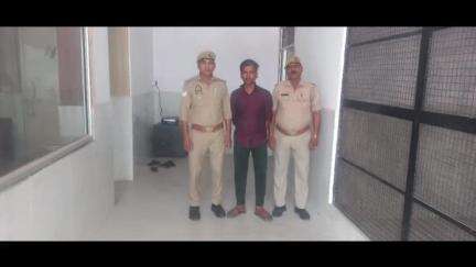 अमरोहा: अमरोहा में जेएस डिग्री कॉलेज के पास दुकान से चोरी के आरोप में एक व्यक्ति को किया गया गिरफ्तार