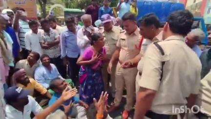 సత్తెనపల్లి లో పురుగుమందు డబ్బాలతో రోడ్డెక్కి ధర్నా నిర్వహించిన మిర్చి రైతులు