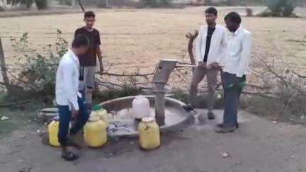 नौगांव: नौगांव क्षेत्र के चंदौरा में भीषण गर्मी में पानी की किल्लत, ग्रामीण 500 मीटर दूर से पानी भरते हैं