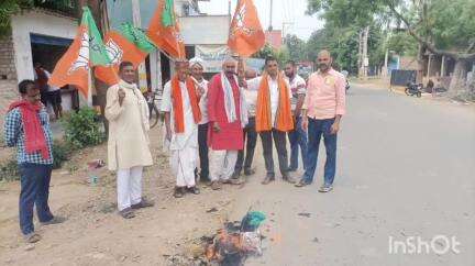 नरहट: नरहट में भारतीय जनता पार्टी द्वारा नरेश टिकट के विवादित बयान पर गुस्साए लोगों ने फूंका पुतला