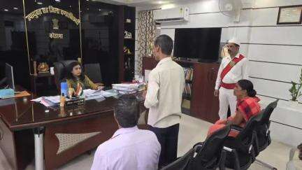 कोडरमा: समाहरणालय स्थित कार्यालय कक्ष में उपायुक्त ने आयोजित जनता दरबार में लोगों की सुनी समस्याएं, कार्रवाई के दिए निर्देश