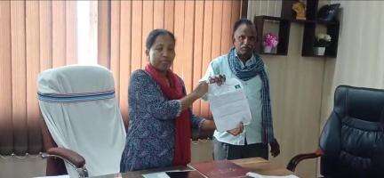 बरवाडीह: बीडीओ ने प्रखंड कार्यालय परिसर में लगाया जनता दरबार, एक दर्जन से अधिक मामलों का किया निपटारा