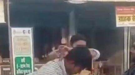 निचलौल: सिसवा पोस्ट ऑफिस पर दलित युवक के साथ मारपीट मामले में चार लोगों पर दर्ज हुआ मुकदमा