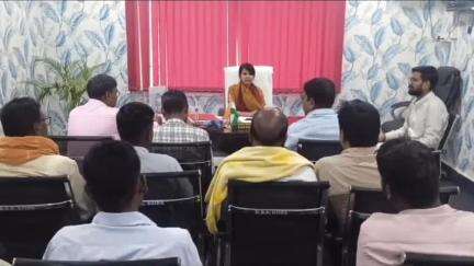 कैरो: कैरो प्रखंड में BDO छंदा भाटाचार्य ने प्रधानमंत्री आवास योजना की समीक्षा बैठक की अध्यक्षता की