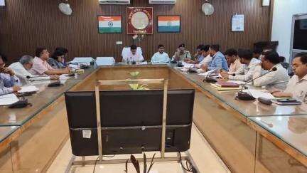 सहारनपुर: कलेक्ट्रेट सभागार में जिलाधिकारी की अध्यक्षता में जिला सड़क सुरक्षा समिति की बैठक संपन्न हुई
