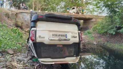 पखांजूर: पखांजूर से बांदे जाने वाली मुख्य मार्ग पीव्ही 39 के पुलिया में अनियंत्रित होकर गिरी स्कार्पियो वाहन