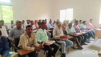 देवरी: प्रखंड विकास पदाधिकारी कुमार बंधु कच्छप ने प्रखंड के कर्मियों के साथ समीक्षात्मक बैठक की