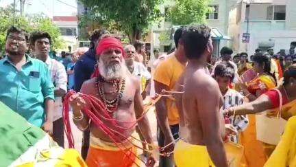 இராஜபாளையம்: ஆவாரம்பட்டி ஸ்ரீ மாரியம்மன் கோவில் சித்திரை பொங்கல் திருவிழா பரவை காவடி எடுத்து அழகு குத்தி பக்தர்கள் ஊர்வலம்