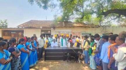 ನವಲಗುಂದ: ನವಲಗುಂದದಲ್ಲಿ ಕಾಲು, ಬಾಯಿ ಬೇನೆಗೆ ಏಳನೇ ಸುತ್ತಿನ ಲಸಿಕೆ ಹಾಕುವ ಅಭಿಯಾನಕ್ಕೆ ಚಾಲನೆ ‌ನೀಡಿದ ಶಾಸಕ ಎನ್. ಎಚ್. ಕೋನರಡ್ಡಿ