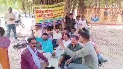 आलापुर: जहांगीरगंज ब्लॉक मुख्यालय पर सहकर्मी के निलंबन के खिलाफ दूसरे दिन भी जारी रहा ग्राम पंचायत अधिकारियों का धरना