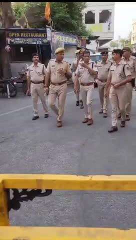 कोटड़ा: उदयपुर में वर्तमान परिस्थितियों के मद्देनजर पुलिस ने शहर में किया रूट मार्च