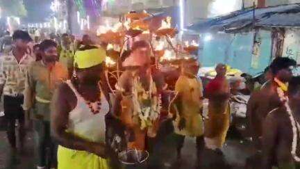 இராஜபாளையம்: சங்கர பாண்டிபுரம் அருள்மிகு பூமாரியம்மன் கோவிலில் பூக்குழி திருவிழா 700-க்கும் மேற்பட்ட பக்தர்கள் குழந்தையுடன் தீ மிதித்தனர்