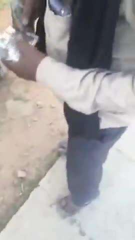 चुनार: टेढ़ूआ बाबा मंदिर के पास गुमटी से अवैध मादक गांजा की बिक्री का वीडियो वायरल, पुलिस ने की कार्रवाई
