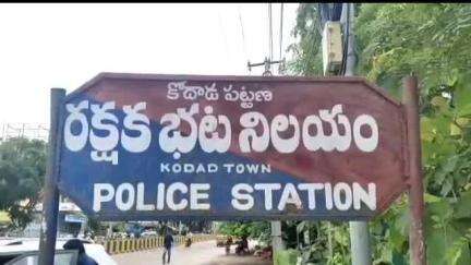 కోదాడ: పట్టణంలోని కబరిస్తాన్లో గుంత తవ్వుతుండగా పురాతన కాలం నాటి రాగి పలకలు లభ్యం, డీఎస్పీ శ్రీధర్ రెడ్డి వివరాలు వెల్లడి