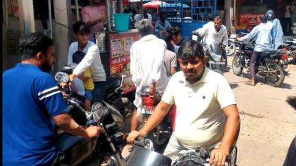 लवाण: आखातीज के चलते लवाण के हाट बाजार में उमड़ी लोगों की भीड़, आवागमन में हुई परेशानी