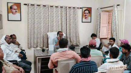 गुलाबगंज: क्षेत्र के दर्जन से अधिक नागरिकों ने विधायक को सौंपे आवेदन, समस्याओं के समाधान की मांग की