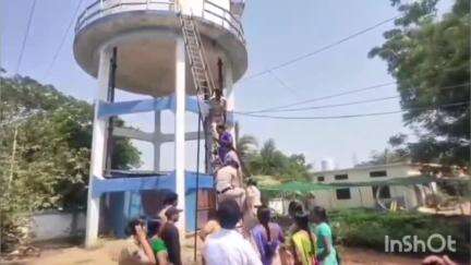 హుజూరాబాద్: ఇందిరమ్మ ఇండ్ల జాబితాలో తమ పేర్లు లేవంటూ వాటర్ ట్యాంక్ ఎక్కి ఆందోళన చేసిన సిరిసెడు గ్రామస్థులు